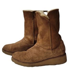 UGG Amie Womans Classic Slim Short Boots In Tan